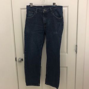 EUC Wrangler Classic Regular Fit 34x30 Medium Wash